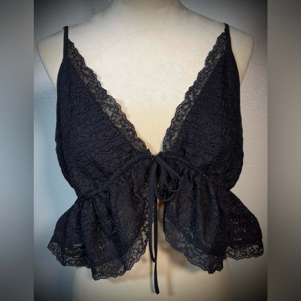 NWOT… FREE PEOPLE INTIMATELY.. Lace ruffle crop tank